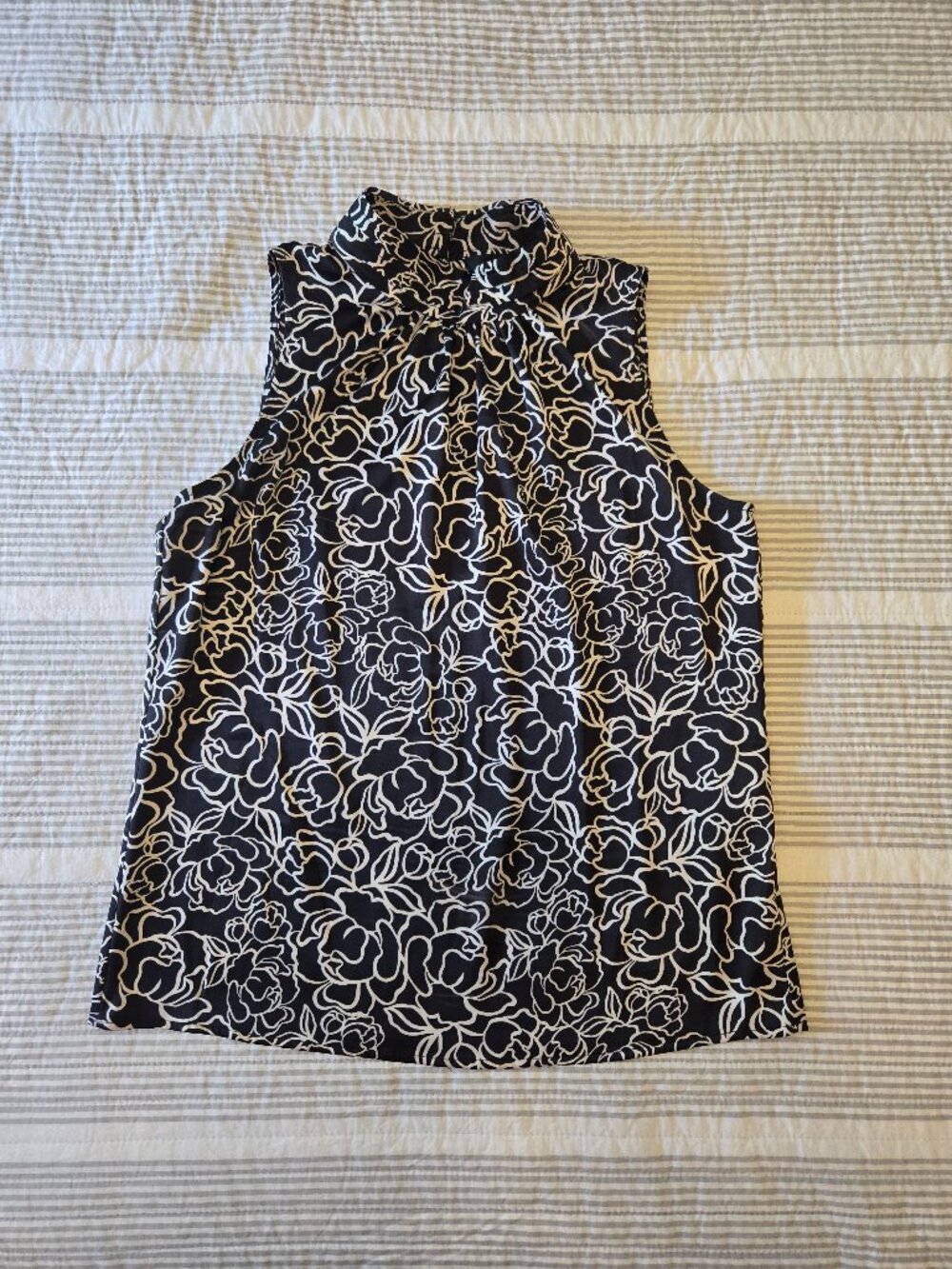 White House Black Market Satin Top Floral